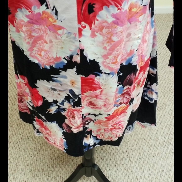 Xuerry Women's Top. Size L. Black with Flowers - Picture 3 of 4